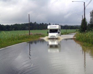 Kesä 2004. Mustijoki tulvii Pornaistentielle.